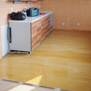 Dekorativní litá podlaha v kuchyni 2.jpg