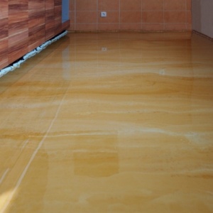 Dekorativní litá podlaha v kuchyni 3.jpg