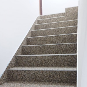kamenný koberec na schodech 1.jpeg