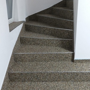 kamenný koberec na schodech 2.jpeg