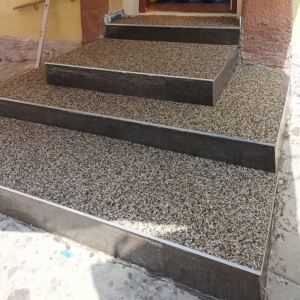 kamenný koberec na schodech 3.jpeg